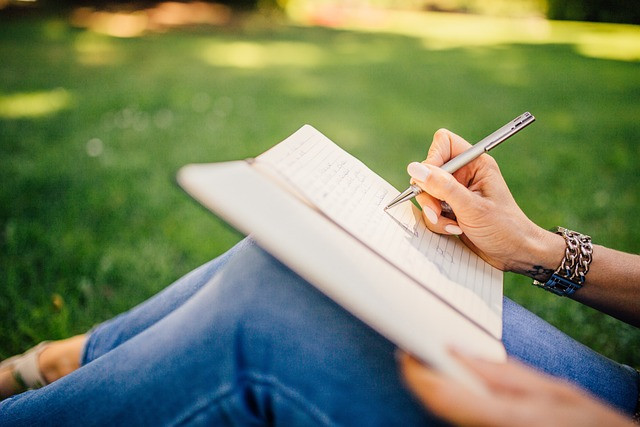 How to Use an AI Essay Writer to Improve Writing for Non-Native English Speakers