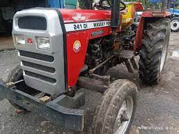 Rust, Grit, and Honest Power: Living With an Old Tractor